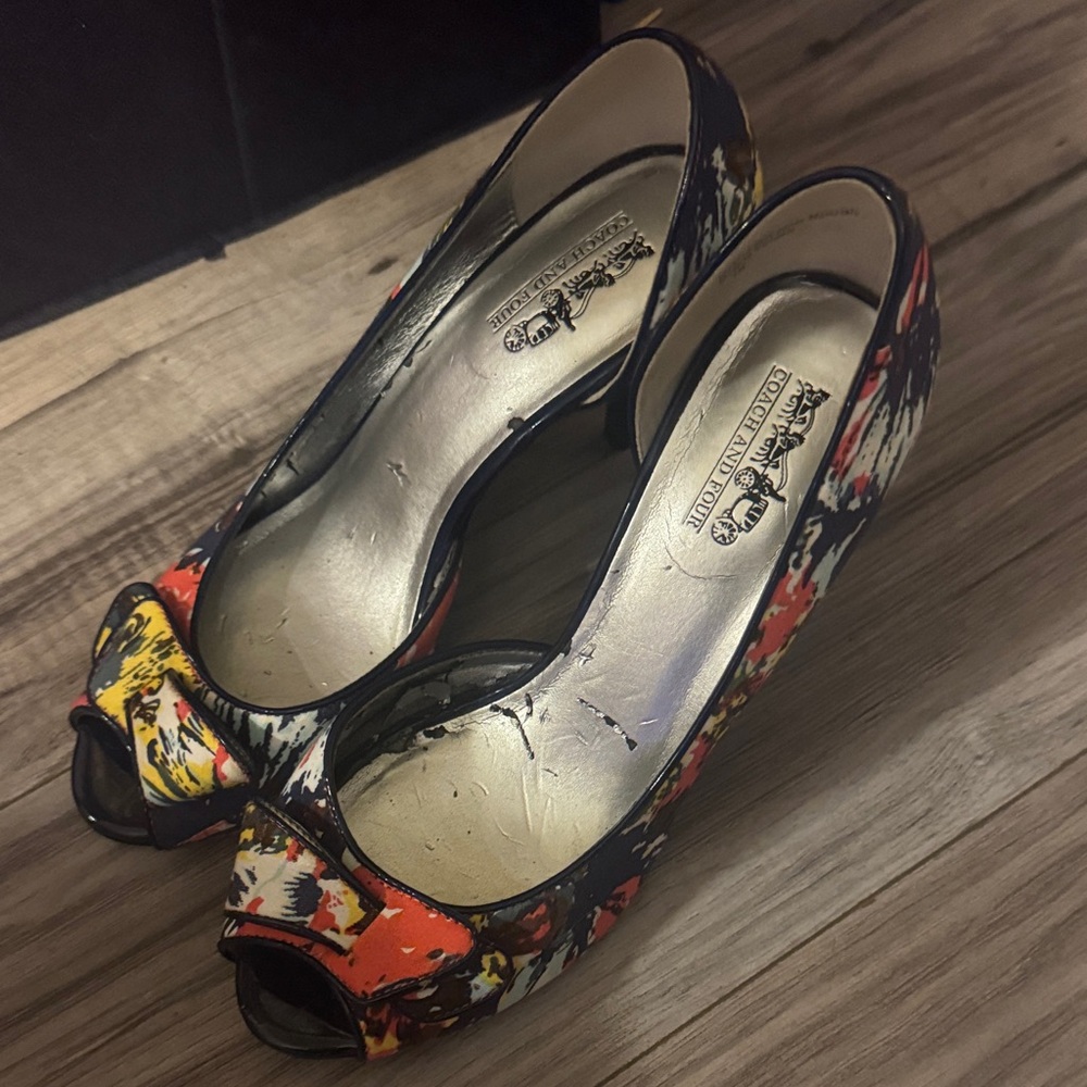 Coach heels with bow size 7.5